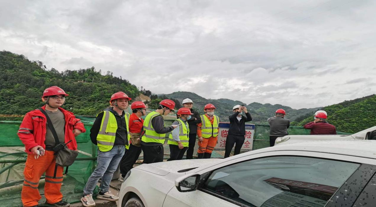 四川川黔高速公路有限公司領(lǐng)導(dǎo)到古金高速大梁子隧道進(jìn)行安全生產(chǎn)活動調(diào)研