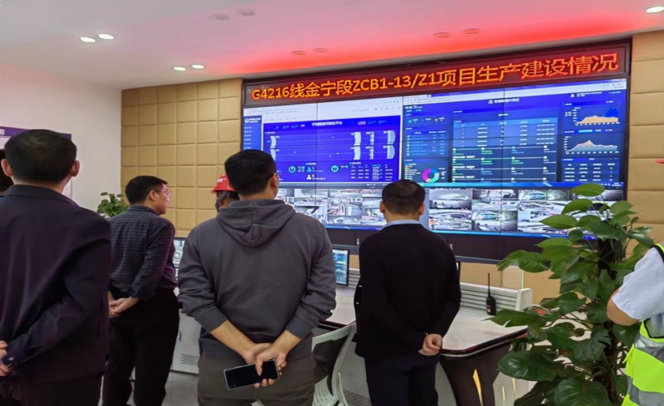 蜀道集團各領(lǐng)導對沿江項目金寧13標寧南隧道施工安全及防范工作現(xiàn)場指導